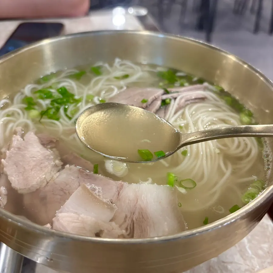 고기국수 국물과 면 클로즈업