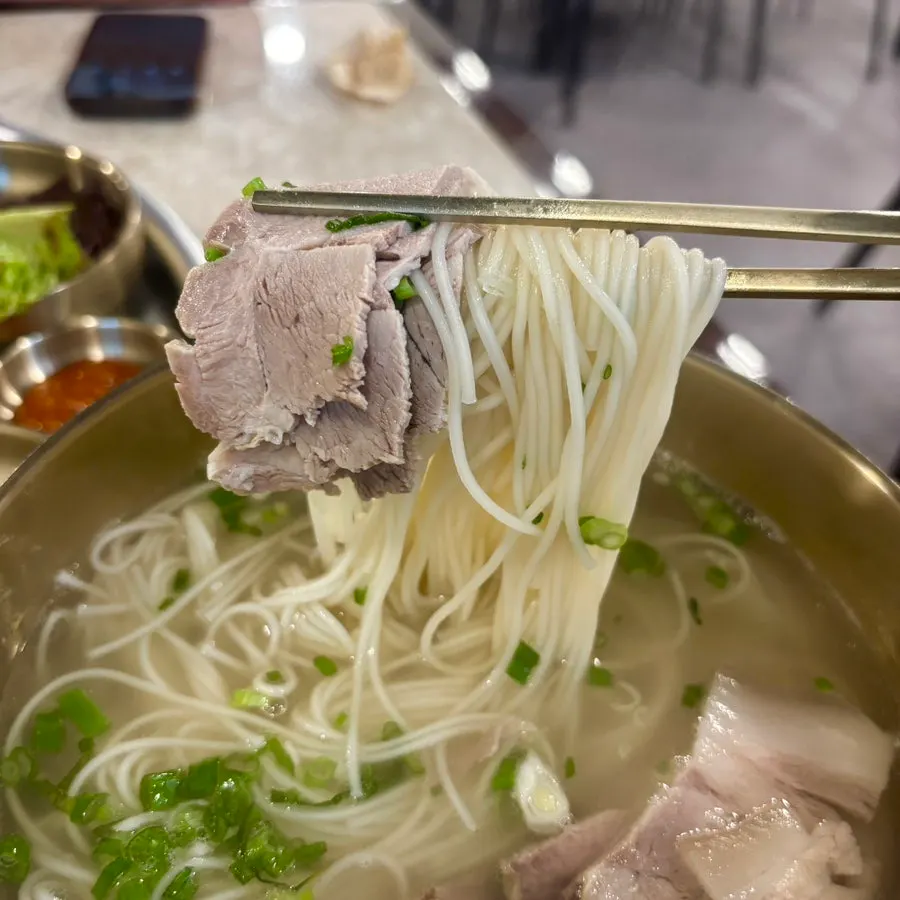 식사를 마친 양재옥 고기국수 그릇