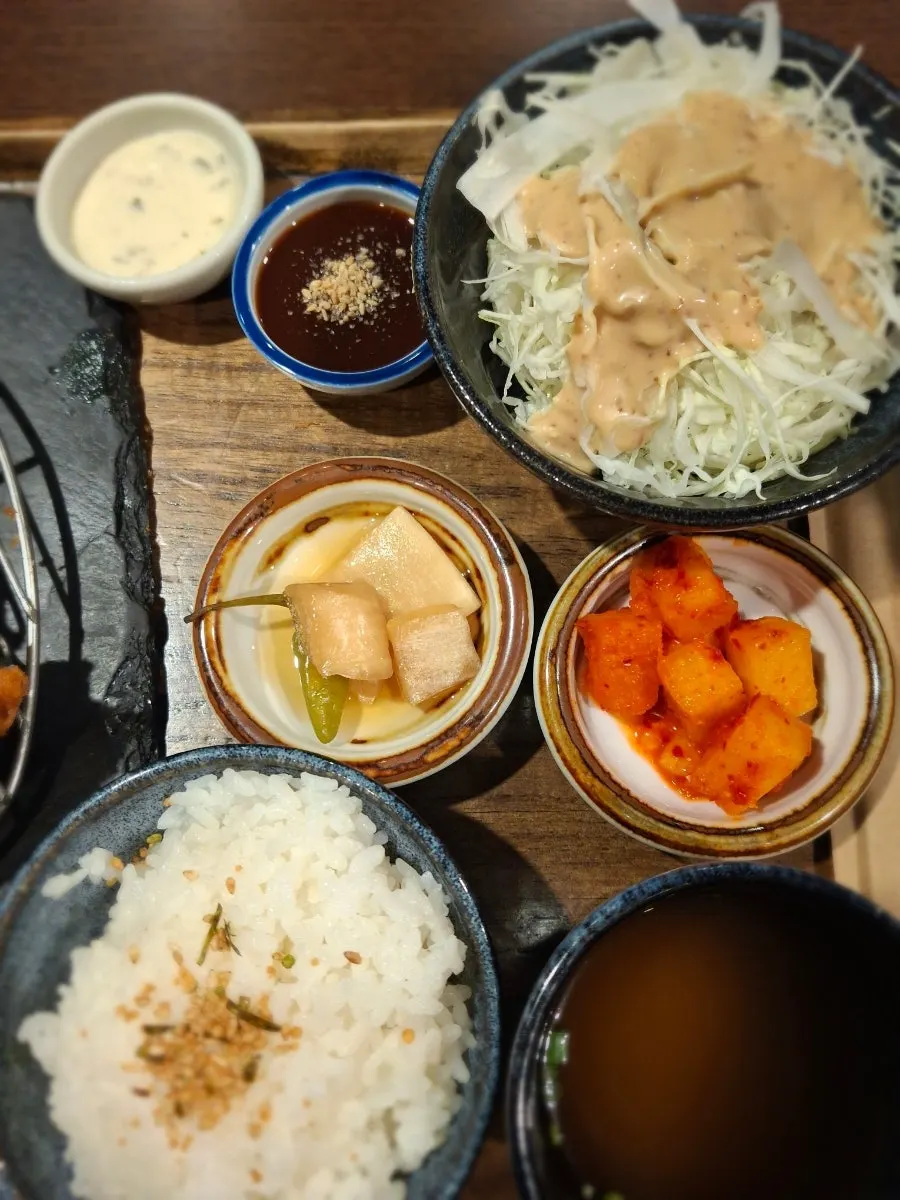 샐러드 깍두기 밥 장국으로 구성된 기본 세팅
