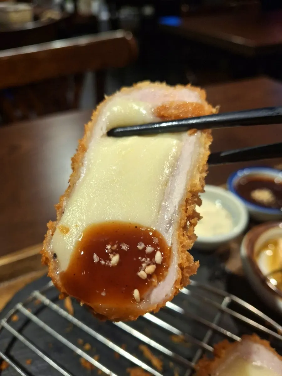 쭉 늘어나는 치즈카츠 단면