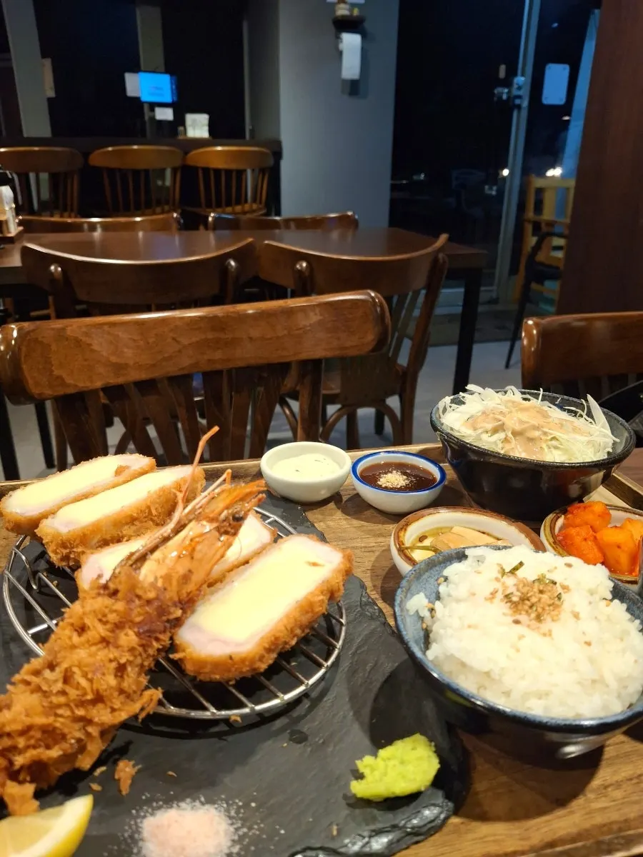 식사를 마친 양재카츠 테이블