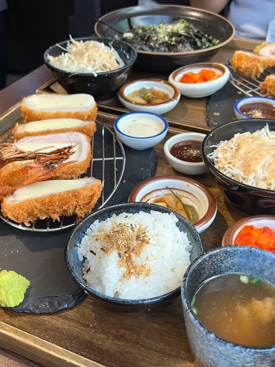 A plate of cheese katsu and shrimp tempura set