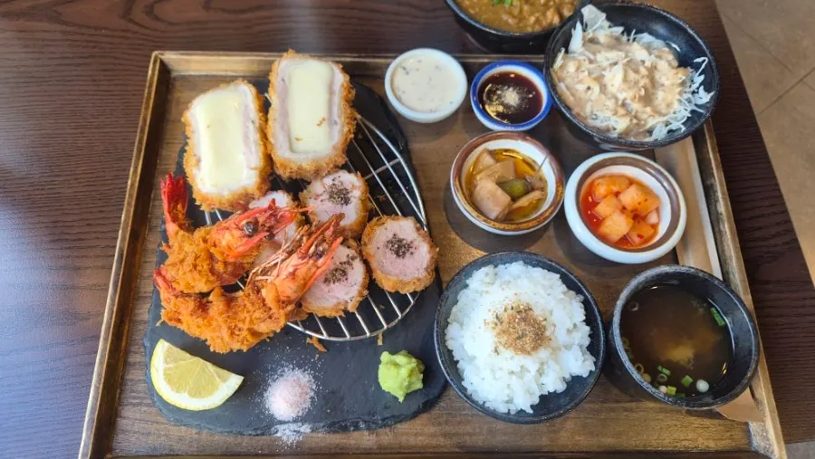 양재동 돈카츠집이 모인 거리 풍경