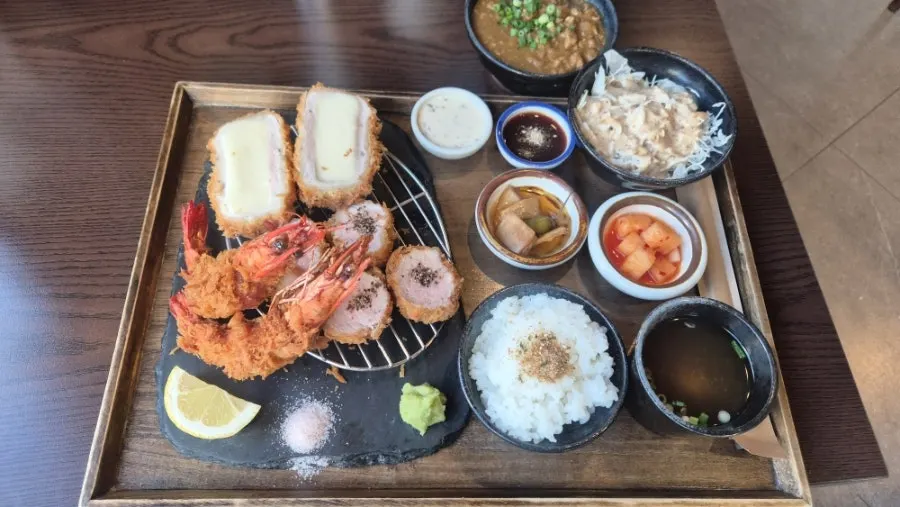 양재카츠 입구와 주변 골목