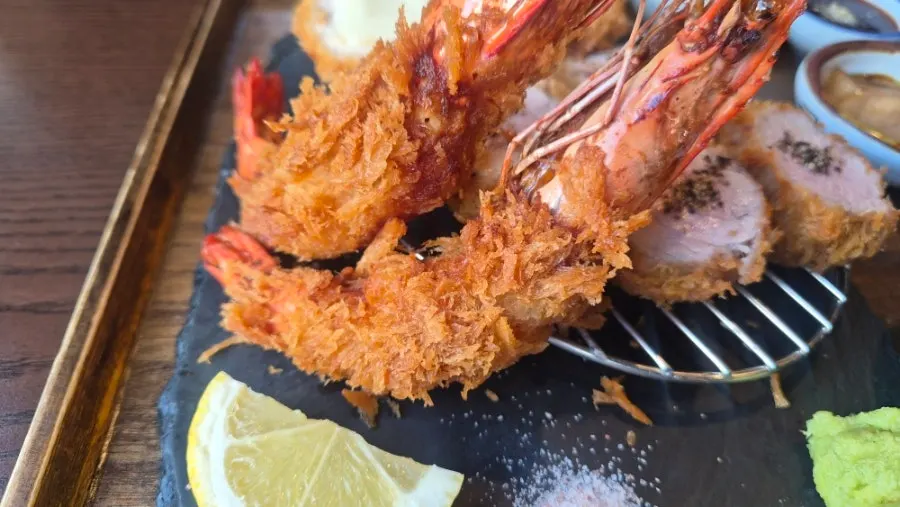 잘라놓은 치즈카츠 단면