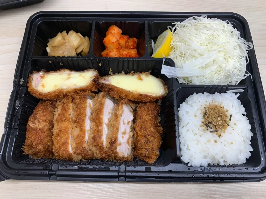 밥과 양배추가 담긴 포장 용기