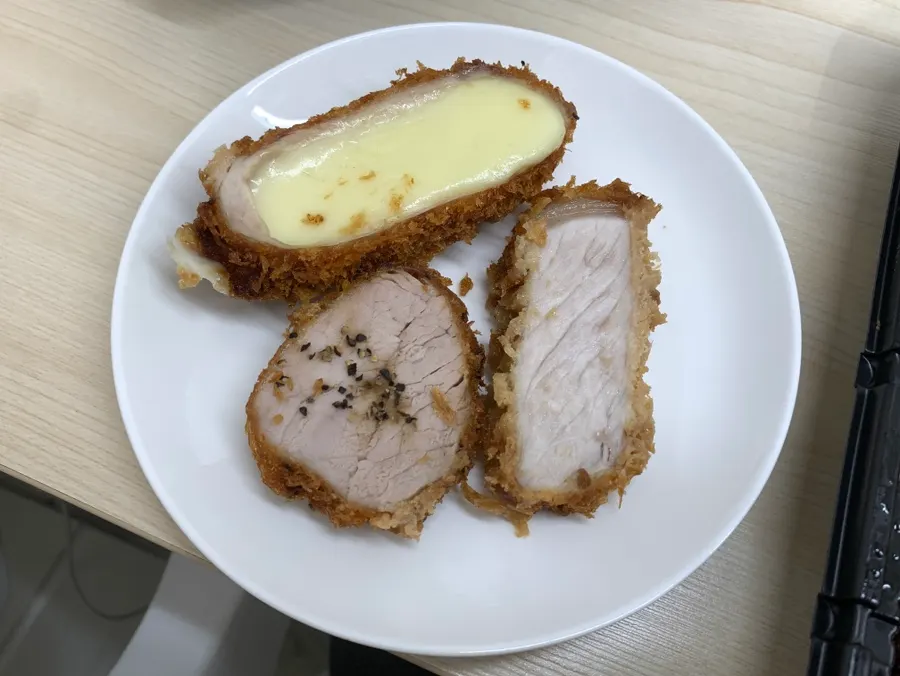 단면이 보이는 양재카츠 돈까스