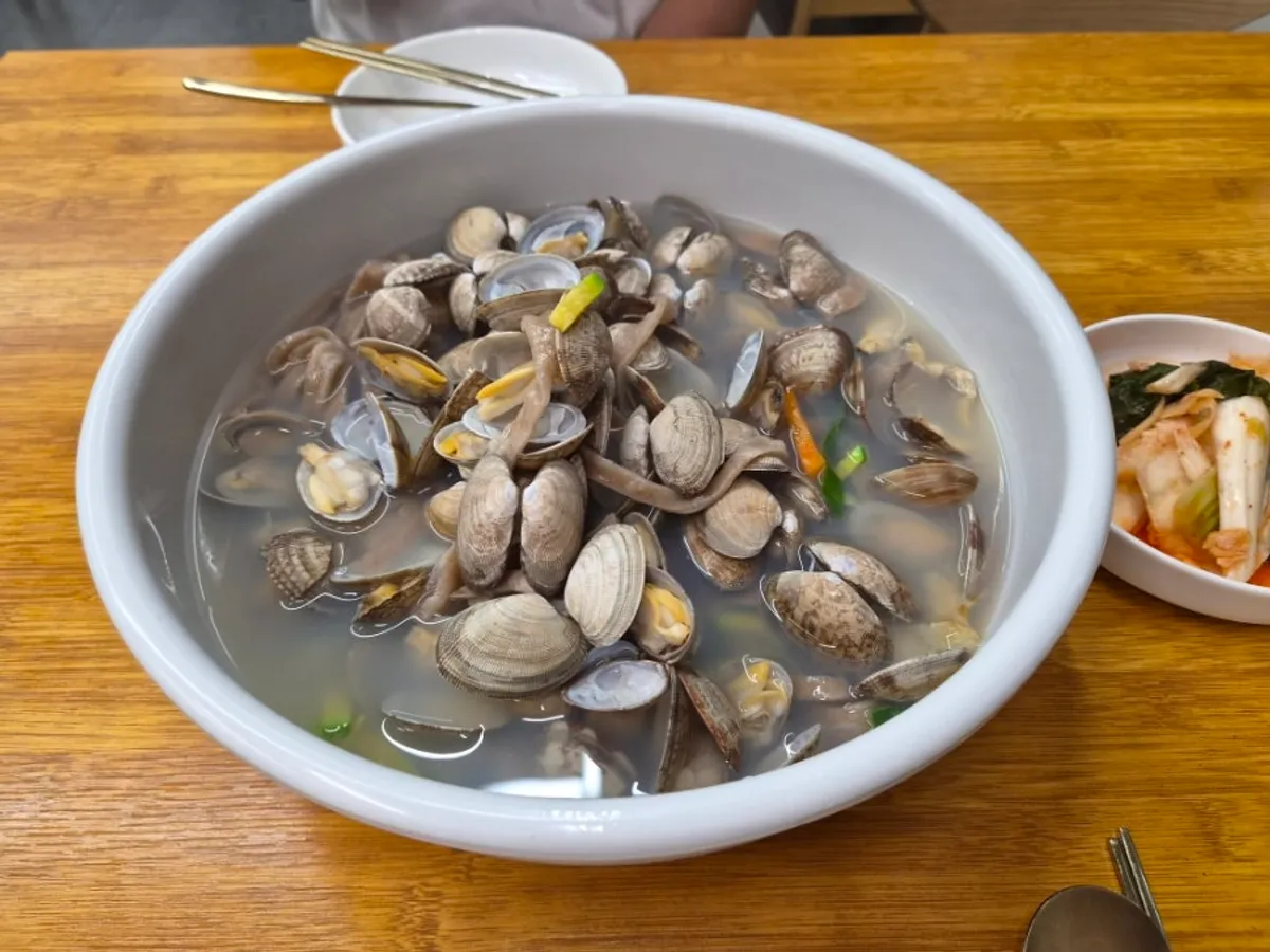 A full spread of buckwheat clam kalguksu at Seonbawi Memil Jangteo Yangjae Branch