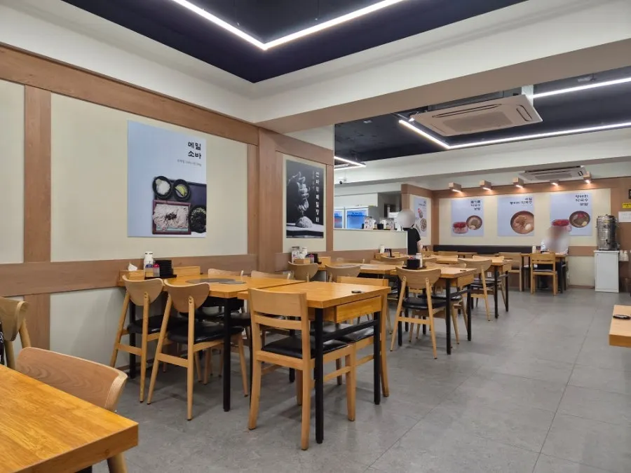 Interior seating at Seonbawi Memil Jangteo Yangjae Branch