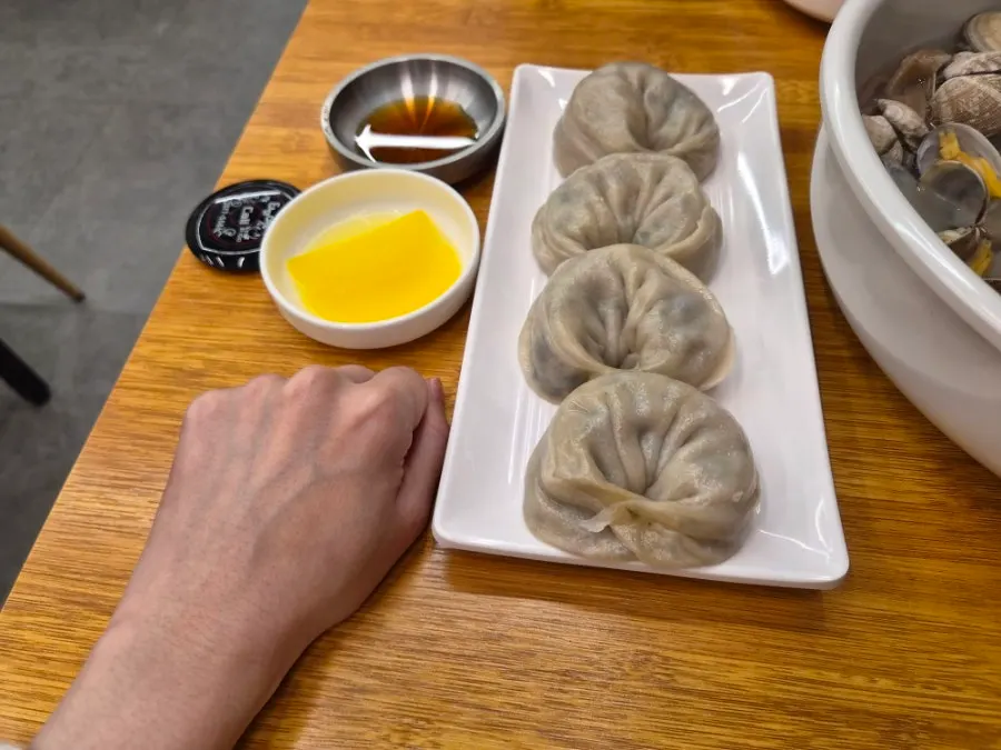 Four pieces of neungi mushroom and meat king mandu