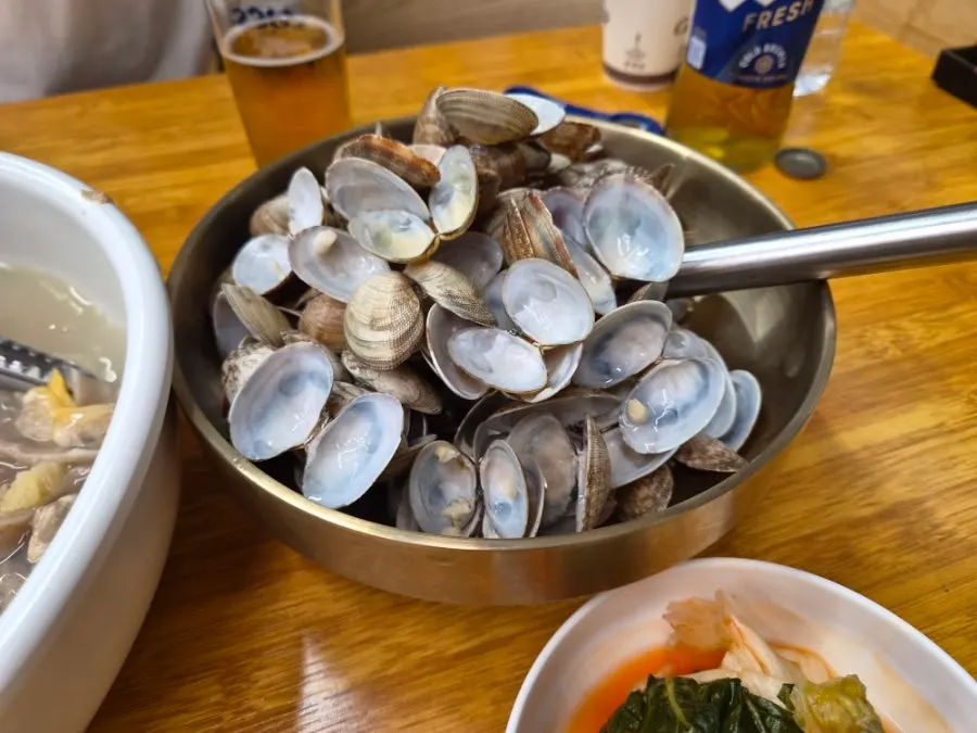 Shelling clam shells from the kalguksu