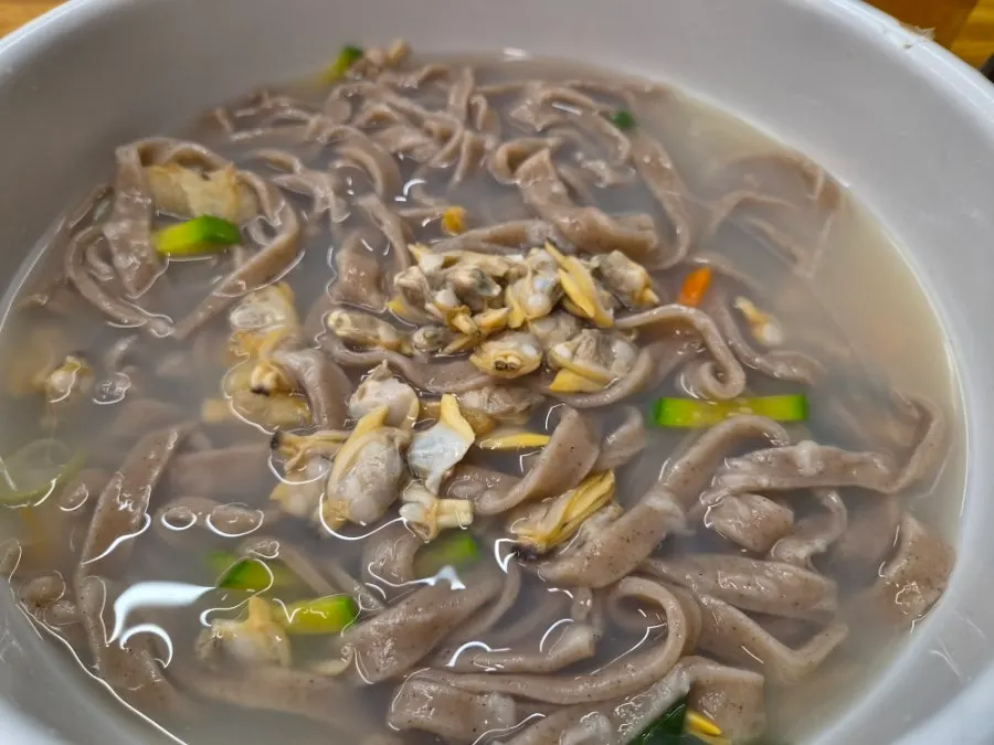 Kalguksu full of shelled clam meat