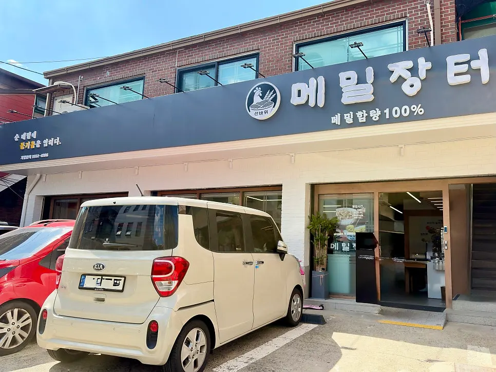 양재시민의숲 2번출구 근처 가게 앞 거리