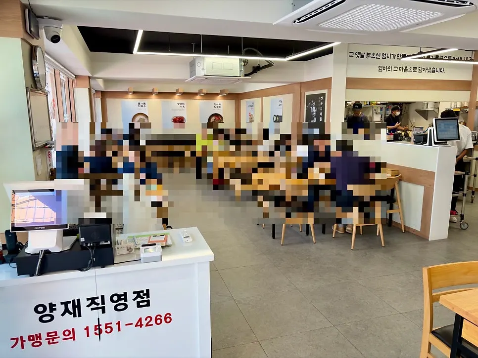 넓은 홀과 테이블 배치