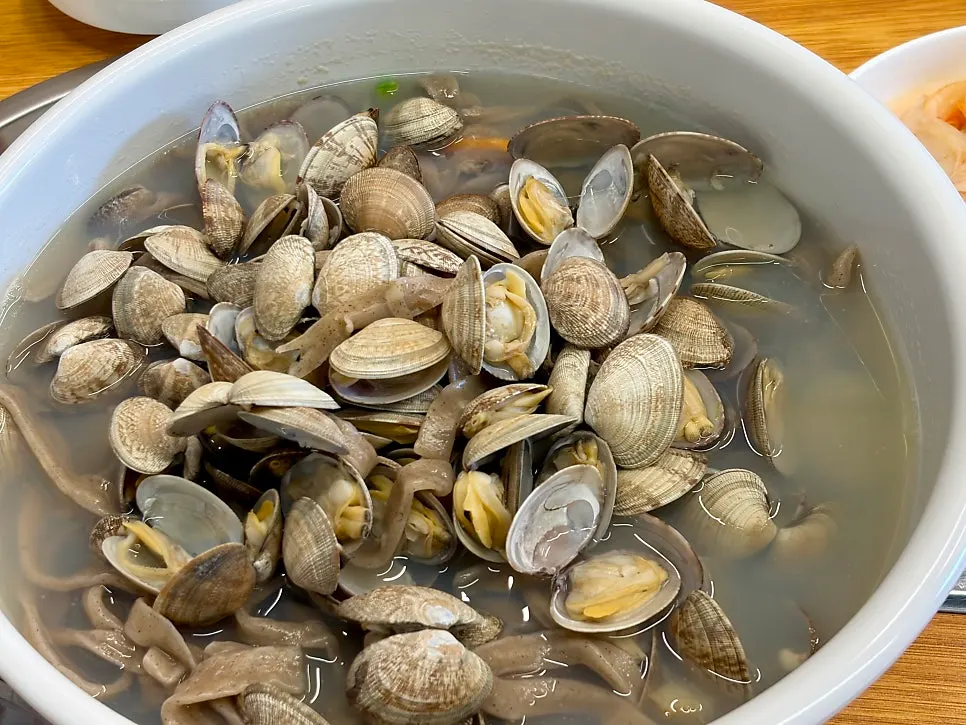 바지락이 가득 올라간 메밀 바지락 칼국수