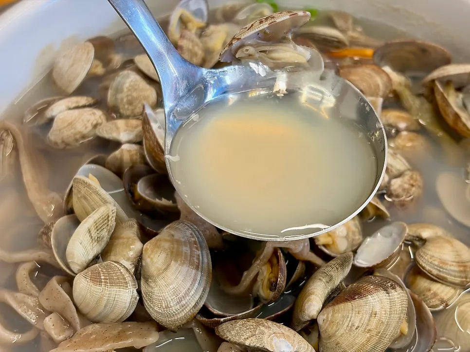 메밀면을 건져 올린 모습