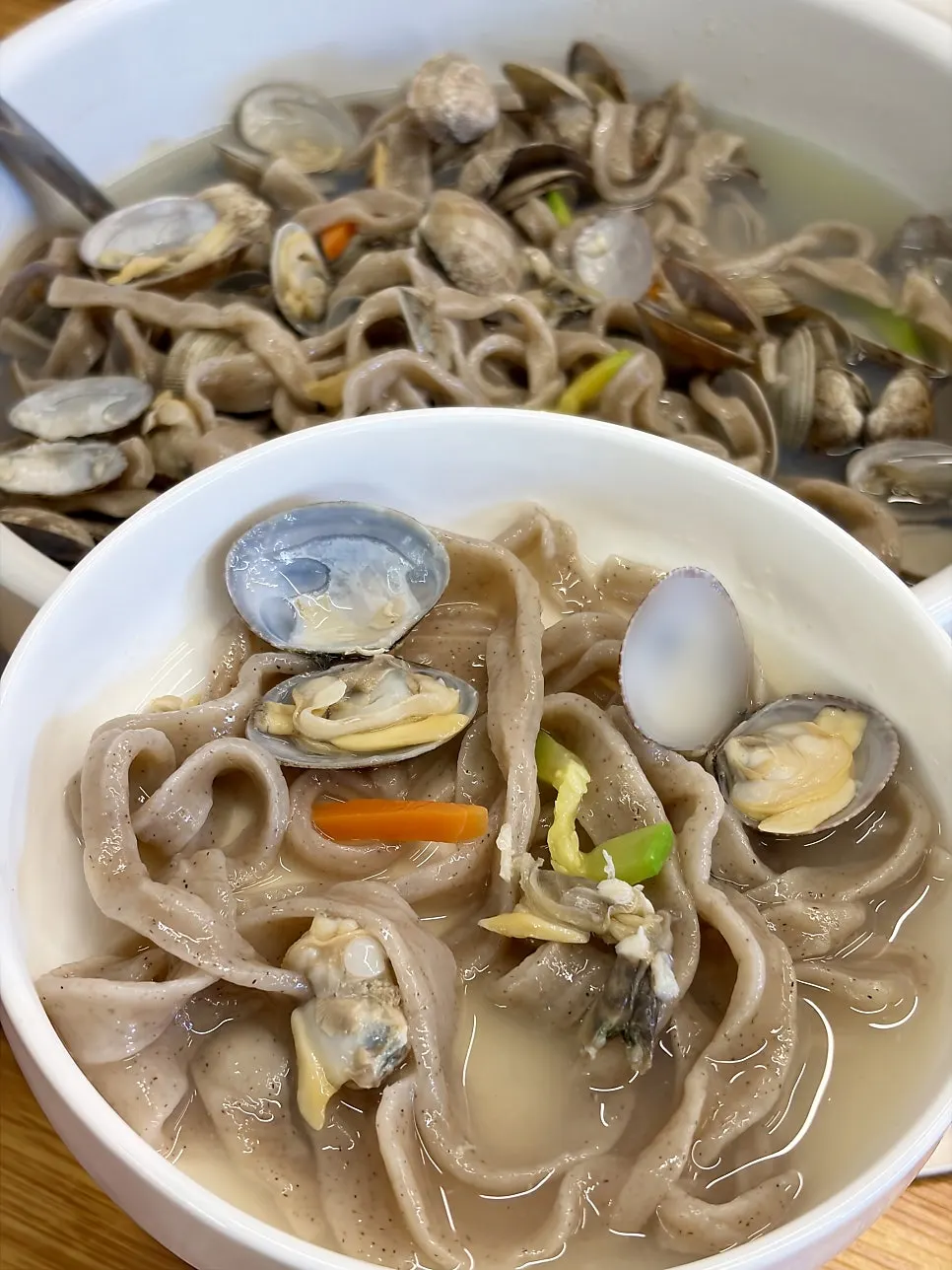 칼국수와 왕만두를 함께 놓은 식탁