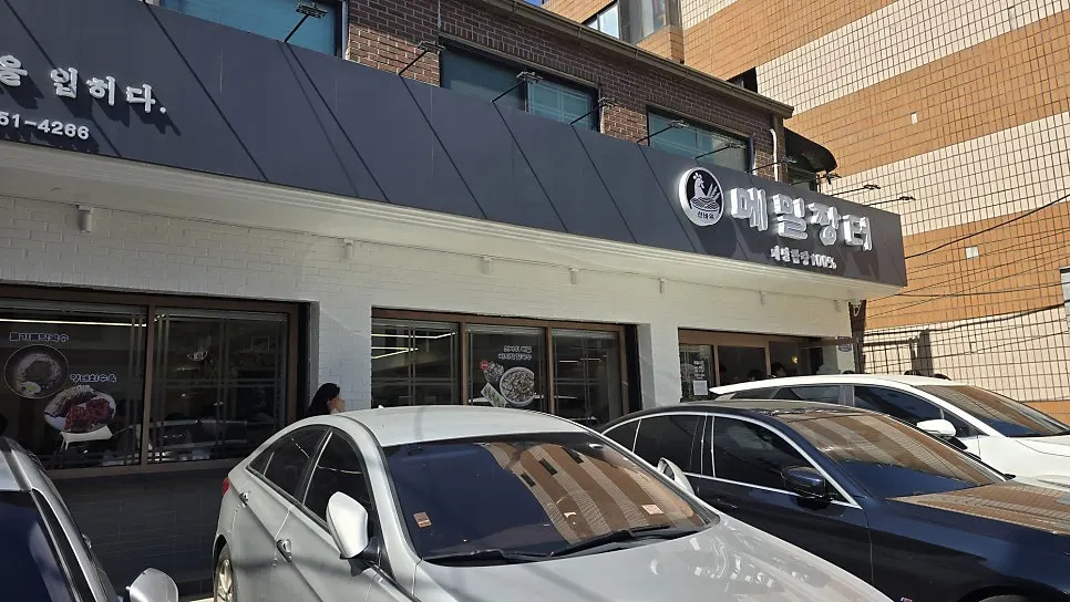 Exterior of Seonbawi Memil Jangteo Yangjae Branch and the parking space in front