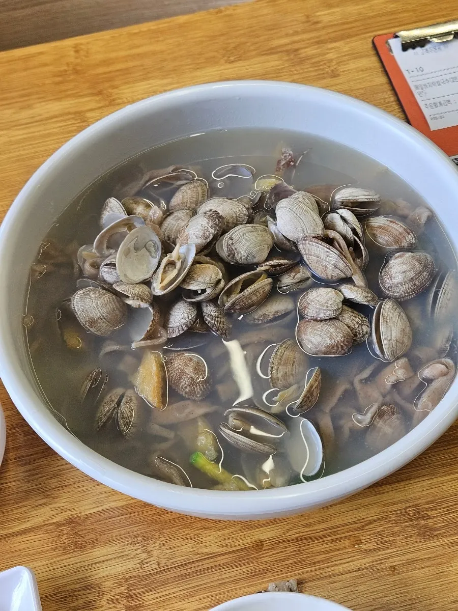 바지락을 올린 메밀 칼국수