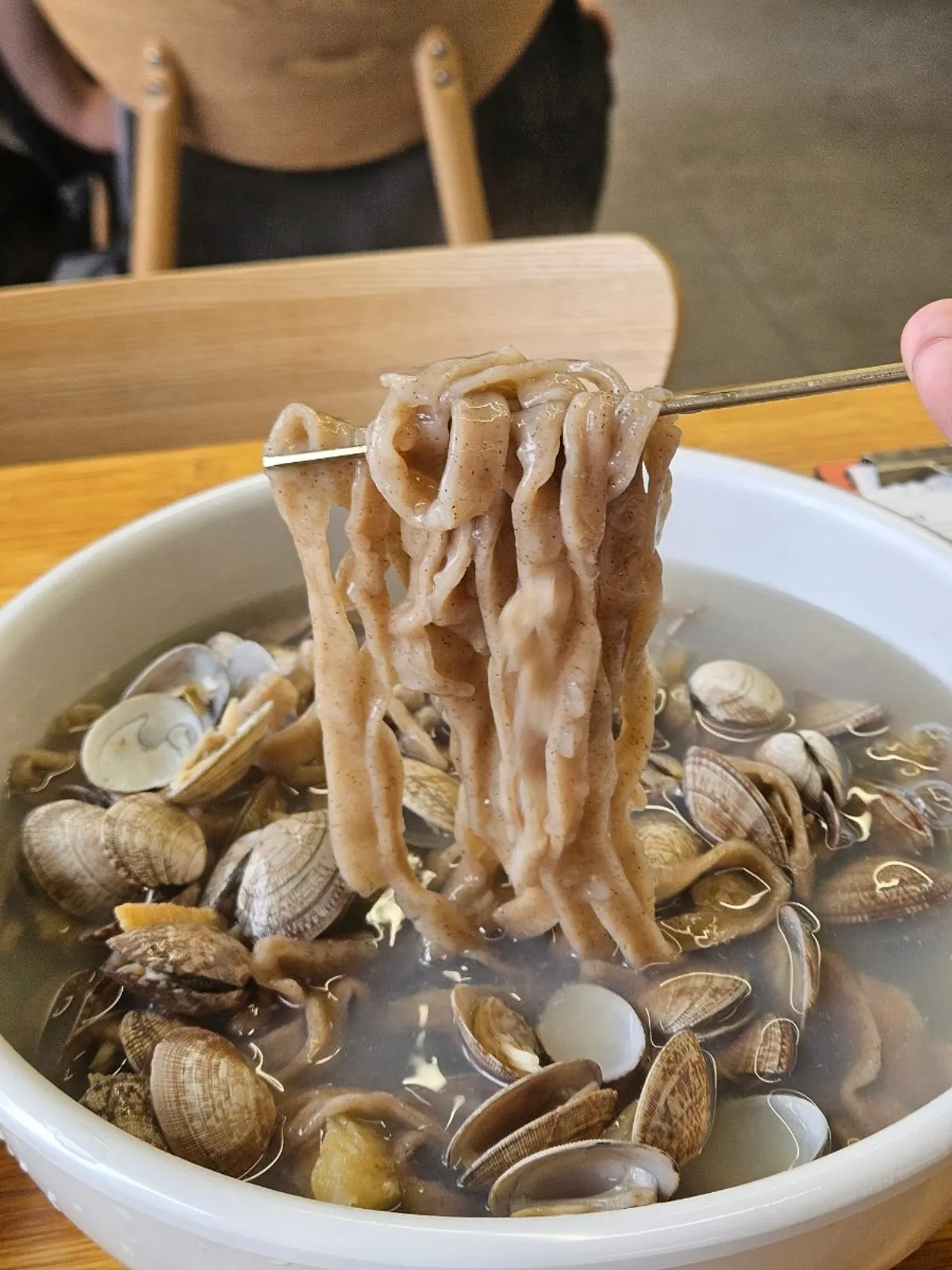 바지락 껍데기를 여는 칼국수 식사