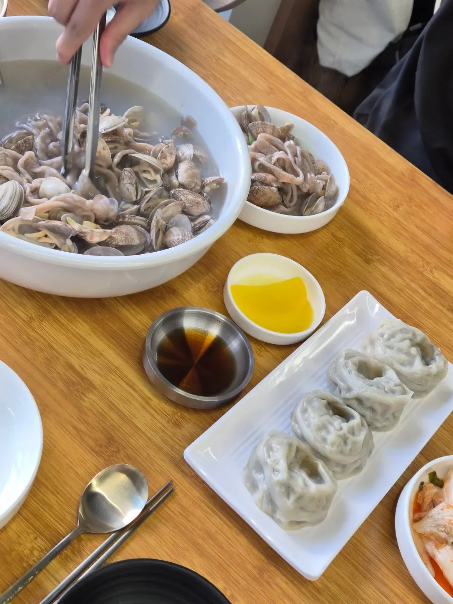 앞접시에 듬뿍 덜어 담은 바지락과 메밀면