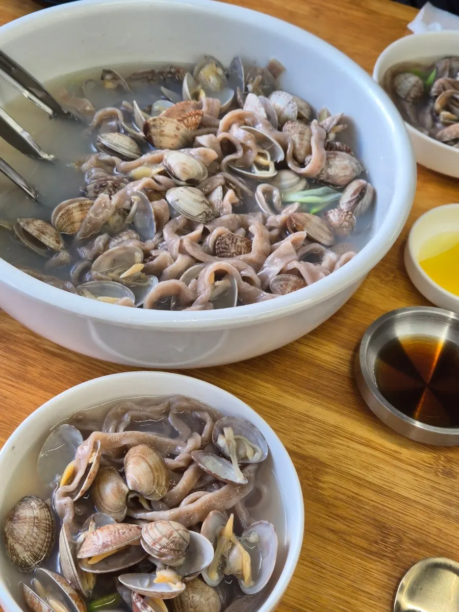 바지락을 까서 먹는 식사 장면