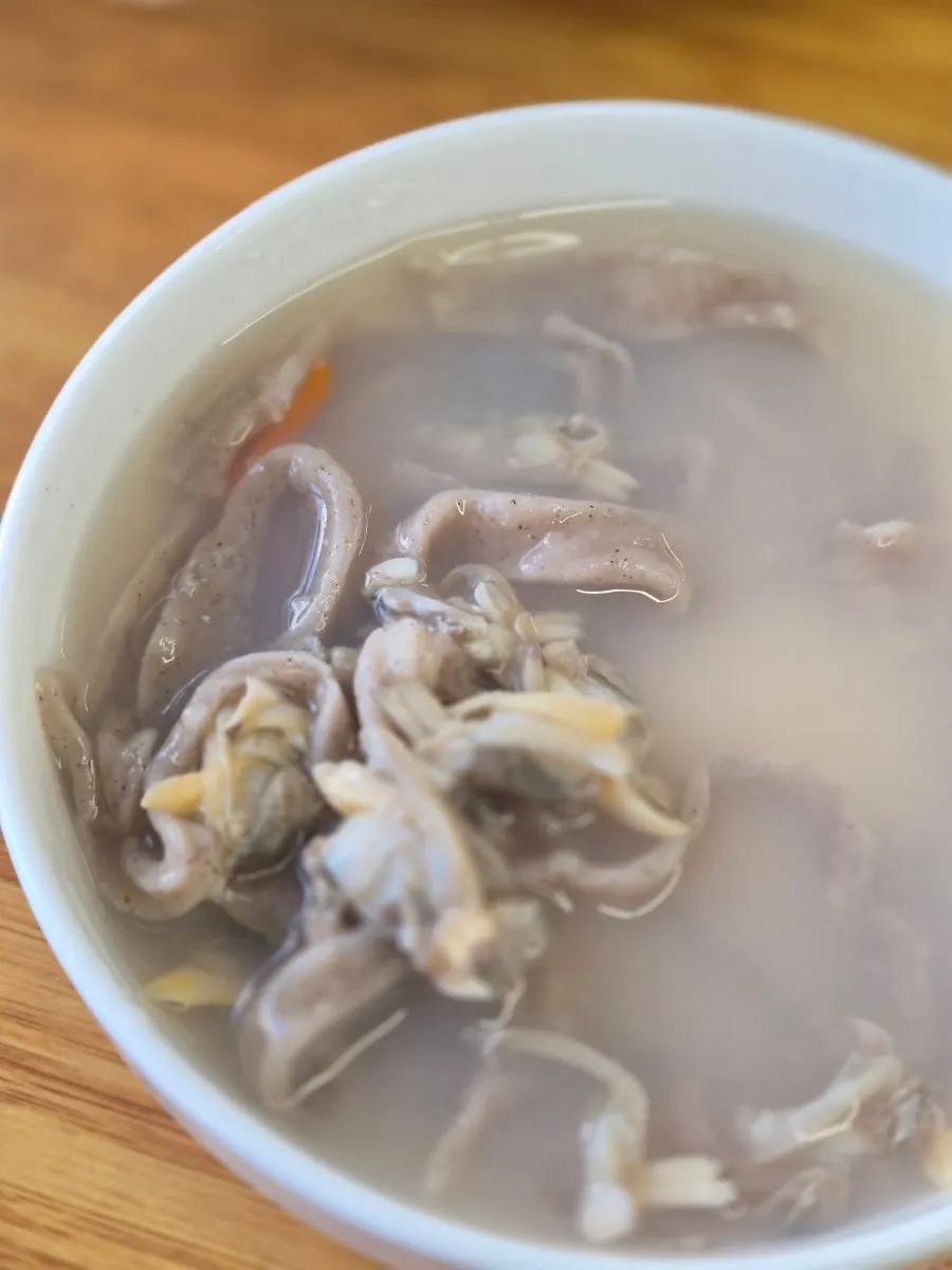 까놓은 바지락 살과 메밀면