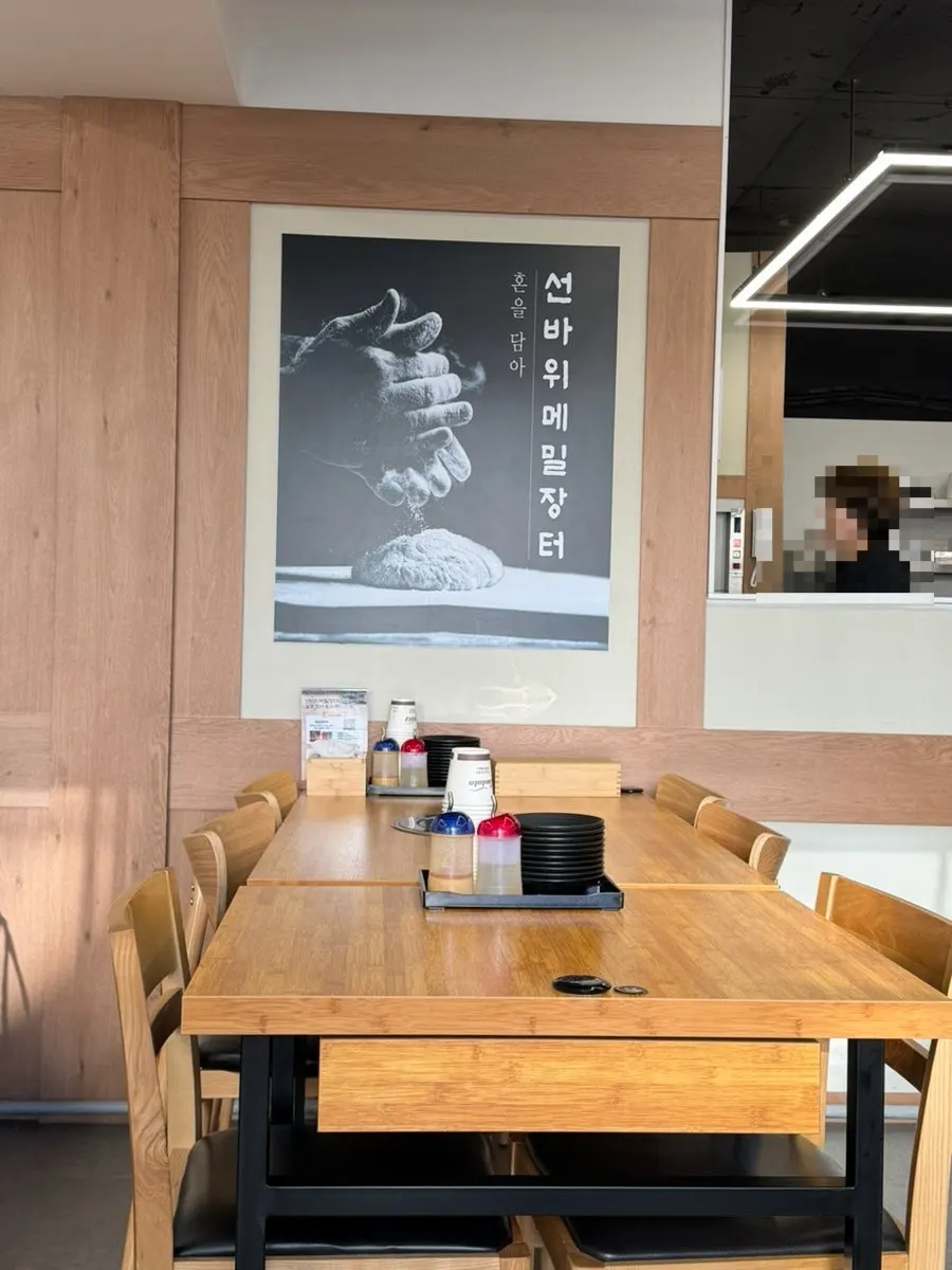 늦은 점심 시간대 메밀장터 양재점 매장 내부