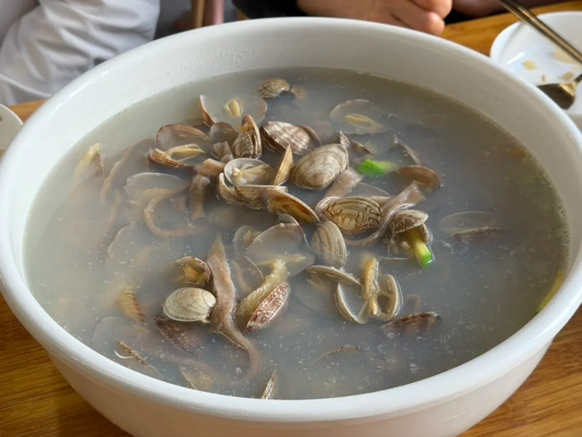 쫀쫀한 메밀면을 들어올린 바지락칼국수
