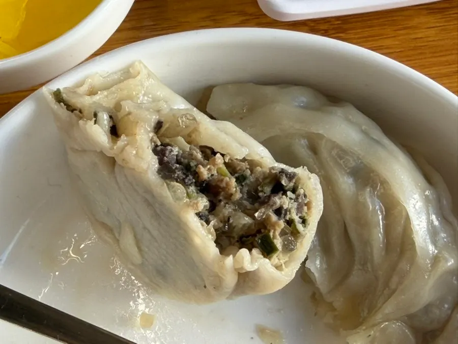칼국수와 함께 놓인 왕만두