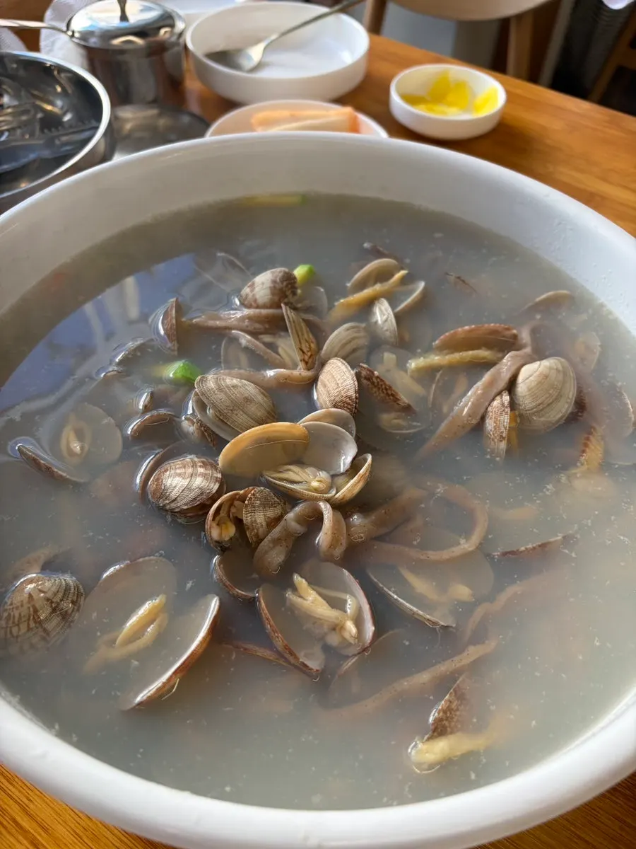 담백하고 깔끔한 바지락칼국수 국물