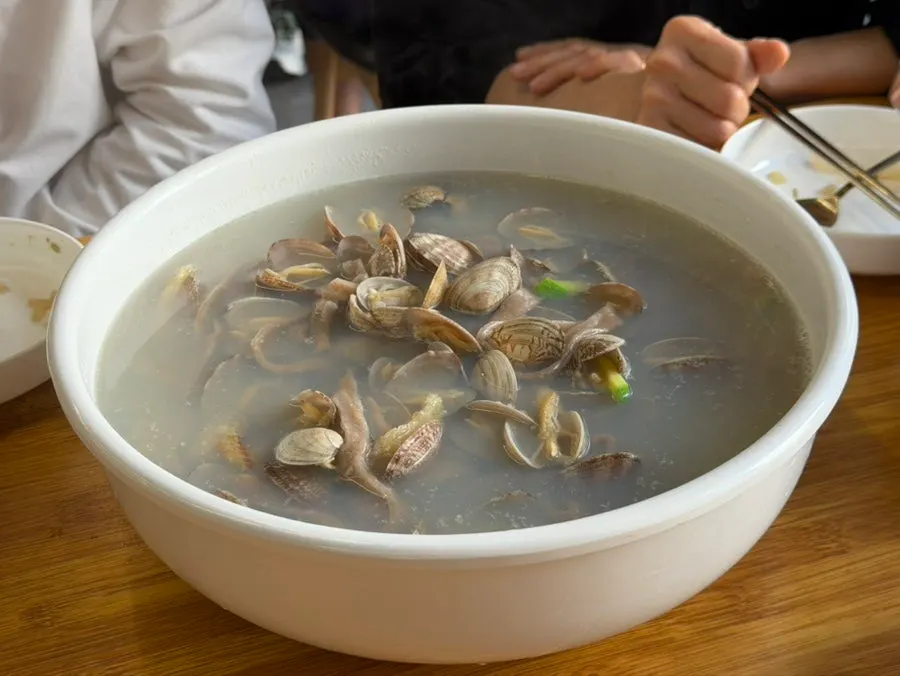 바지락칼국수 국물과 면