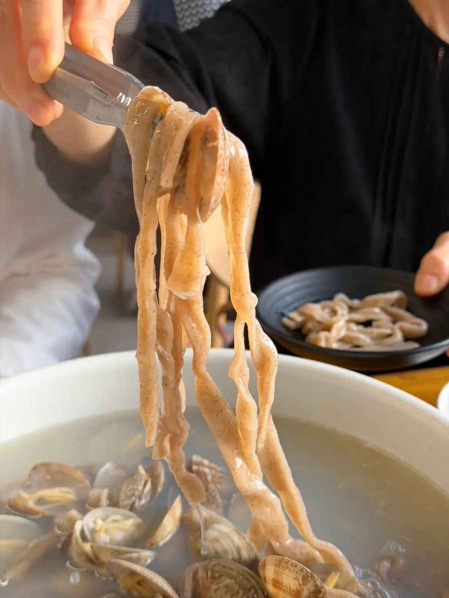 아기와 함께한 메밀칼국수 식사 테이블