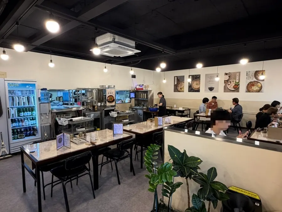 Table seating inside Yangjaeok