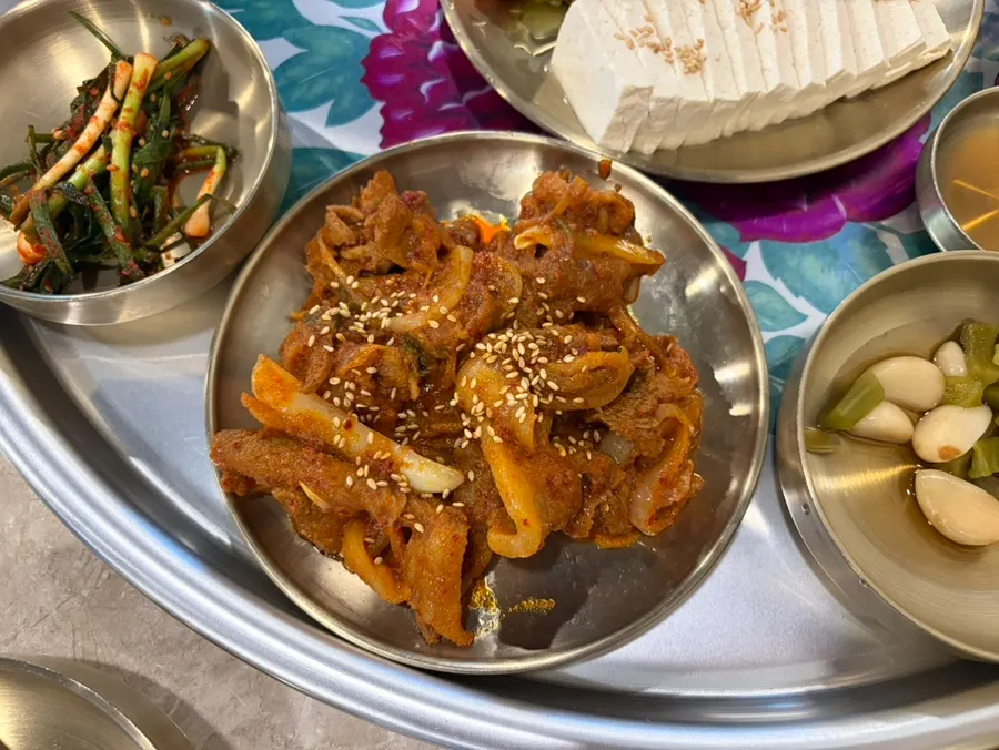 A plate of tofu and stir-fried kimchi (dubu kimchi)