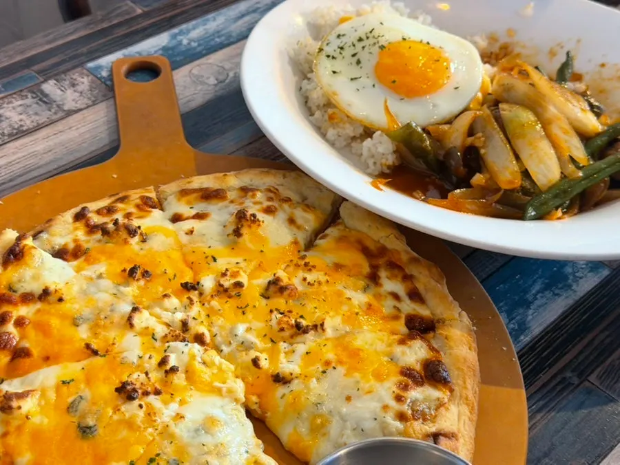 杨才市民之森散步后在户外桌用餐