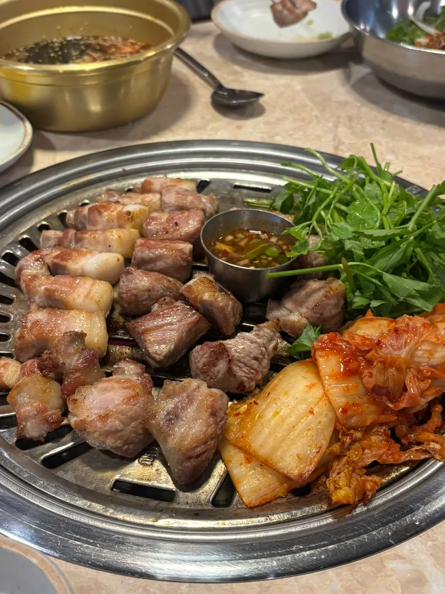 미나리와 묵은지를 곁들인 고기