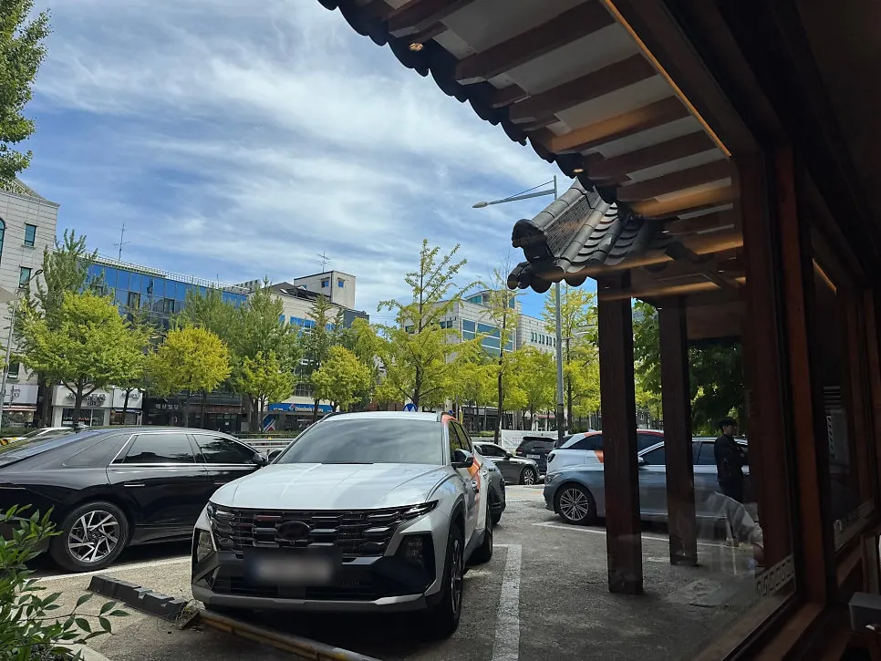 창가 자리에서 바라본 풍경