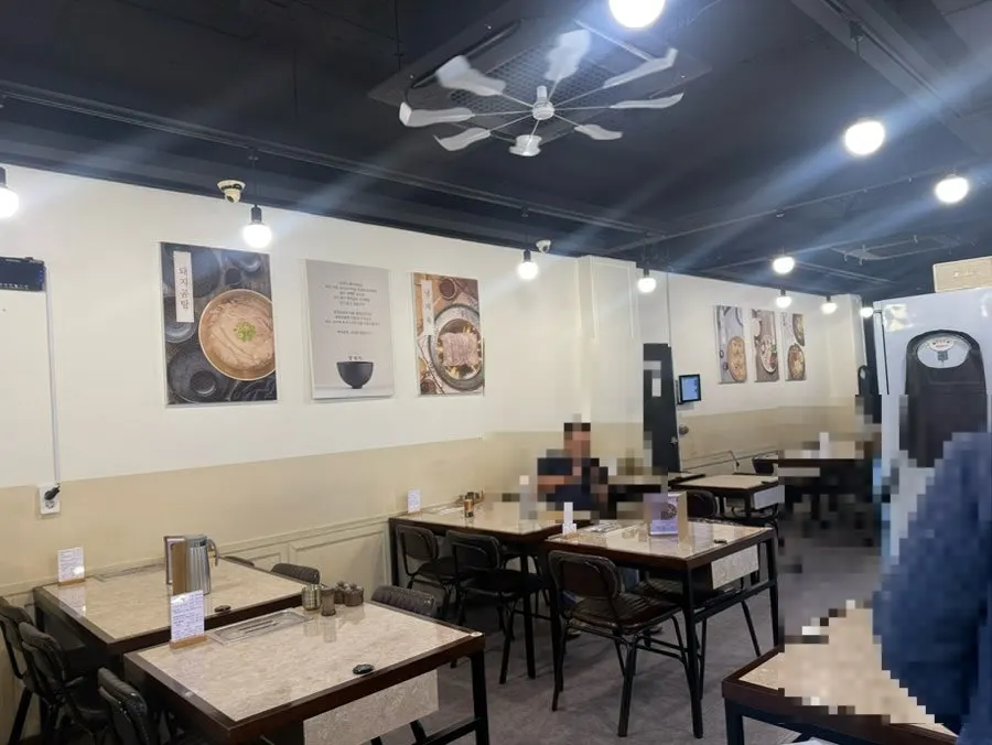 Yangjaeok's spacious dining hall