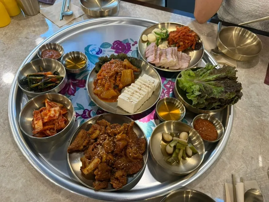 The juanjang platter set on the table