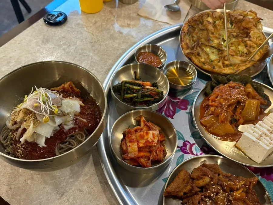 A bowl of makguksu before mixing