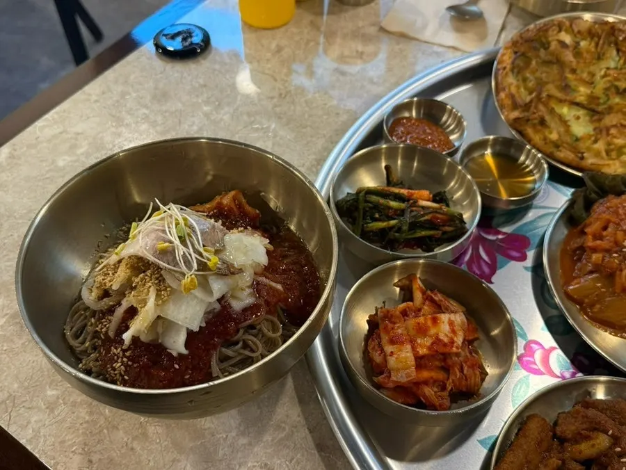 Makguksu topped with seasoning