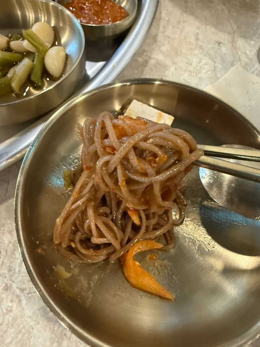 Makguksu eaten alongside bossam