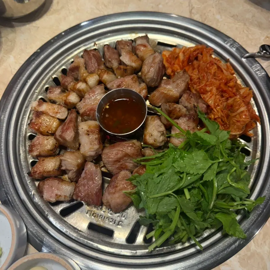 전용 그릴 테이블에서 굽는 고기