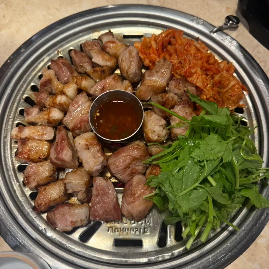 먹기 좋게 담겨 나온 구운 고기