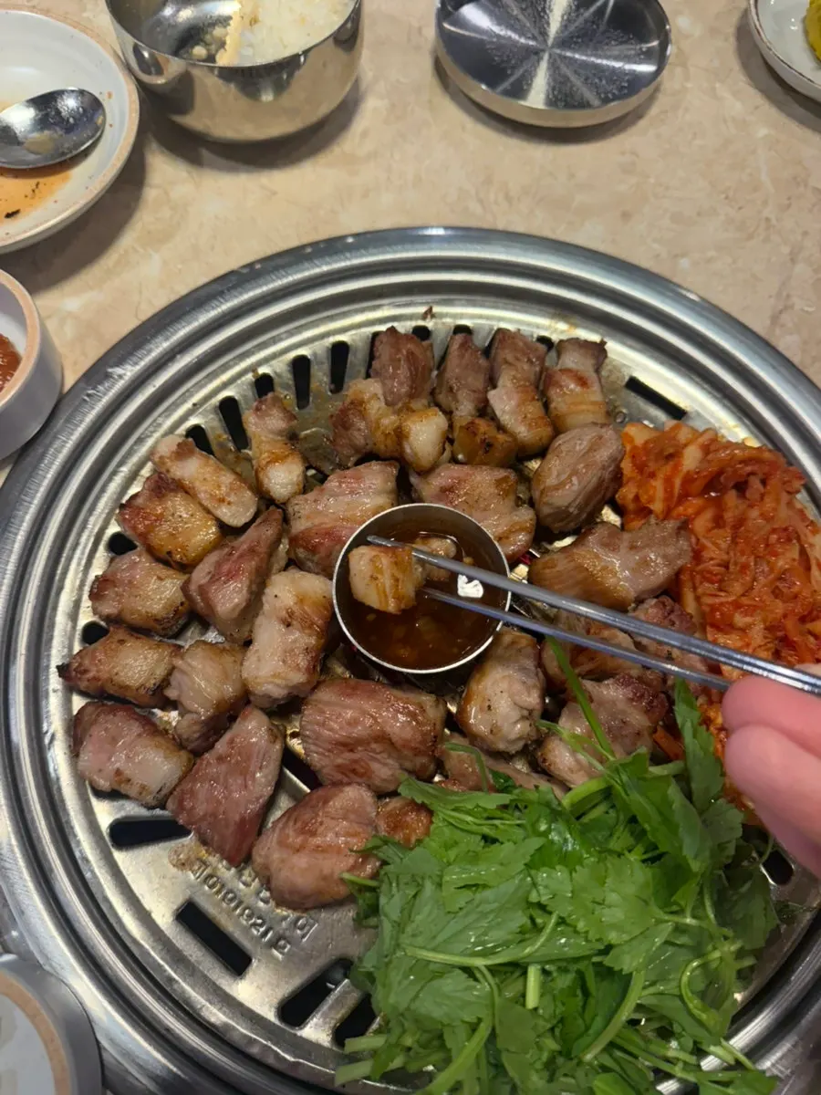 직원 그릴링 후 테이블에 나온 고기