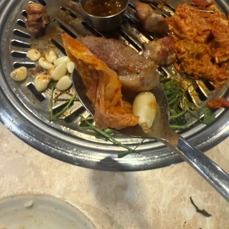 구운 채소와 와사비를 곁들인 쌈