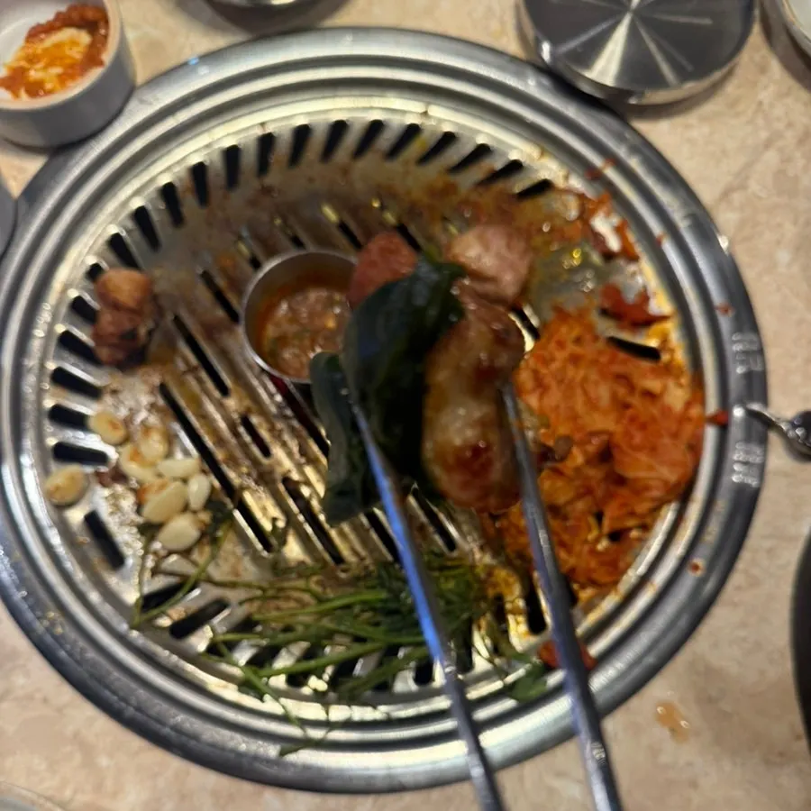 구운 김치와 명이나물로 싼 고기