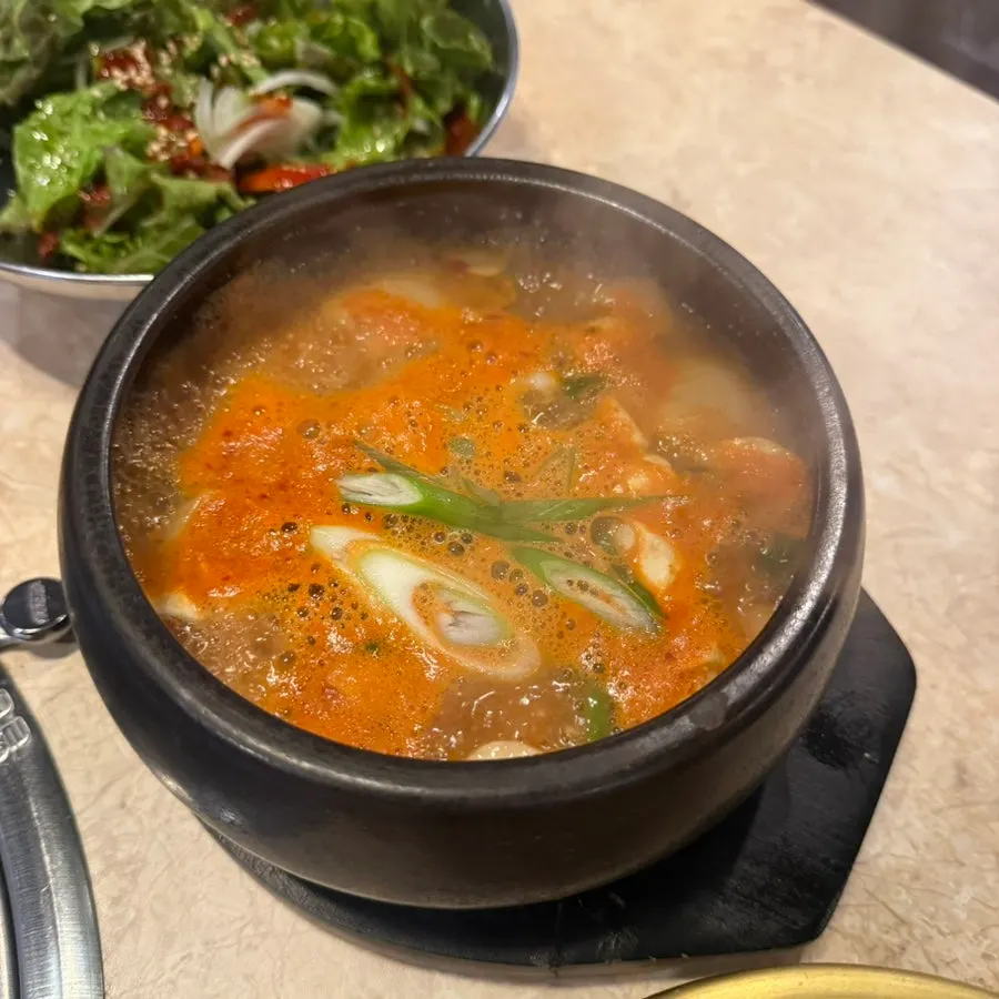 명이나물과 김치를 곁들인 고기 조합
