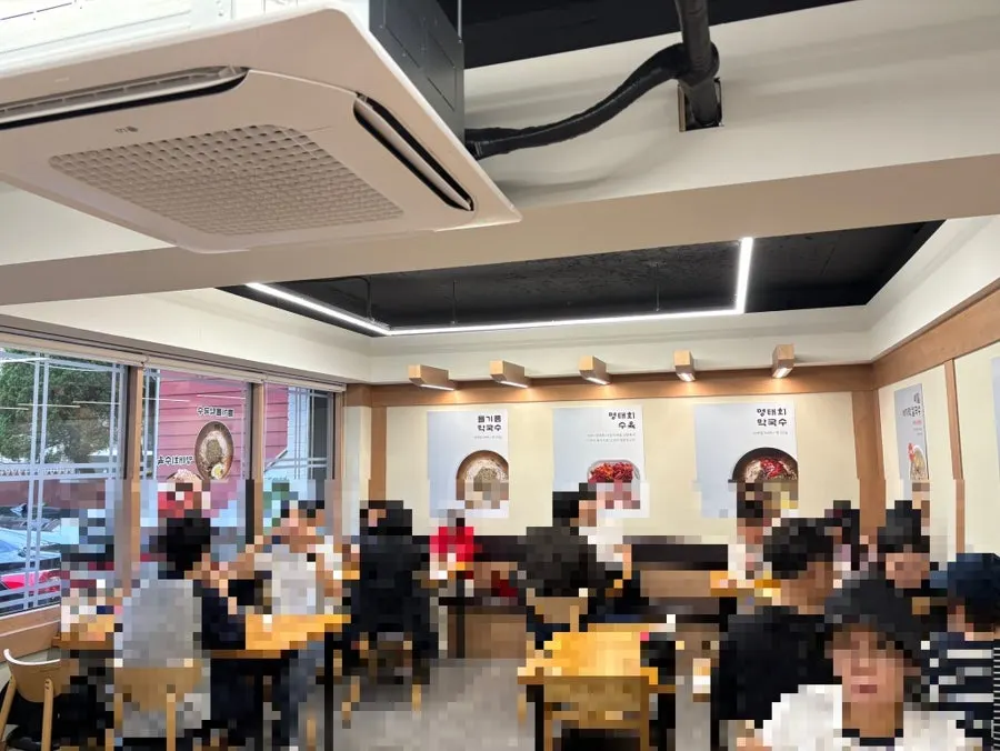 일요일 저녁 만석이 된 매장 내부